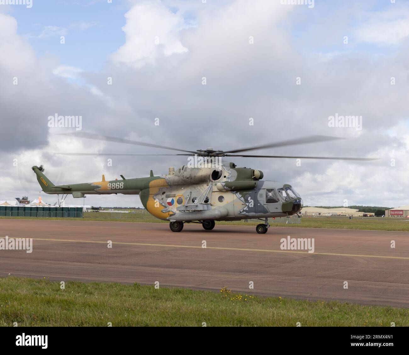 Ein MIL Mi-171Sh Hubschrauber der Tschechischen Republik verlässt das Royal International Air Tattoo 2023 Stockfoto