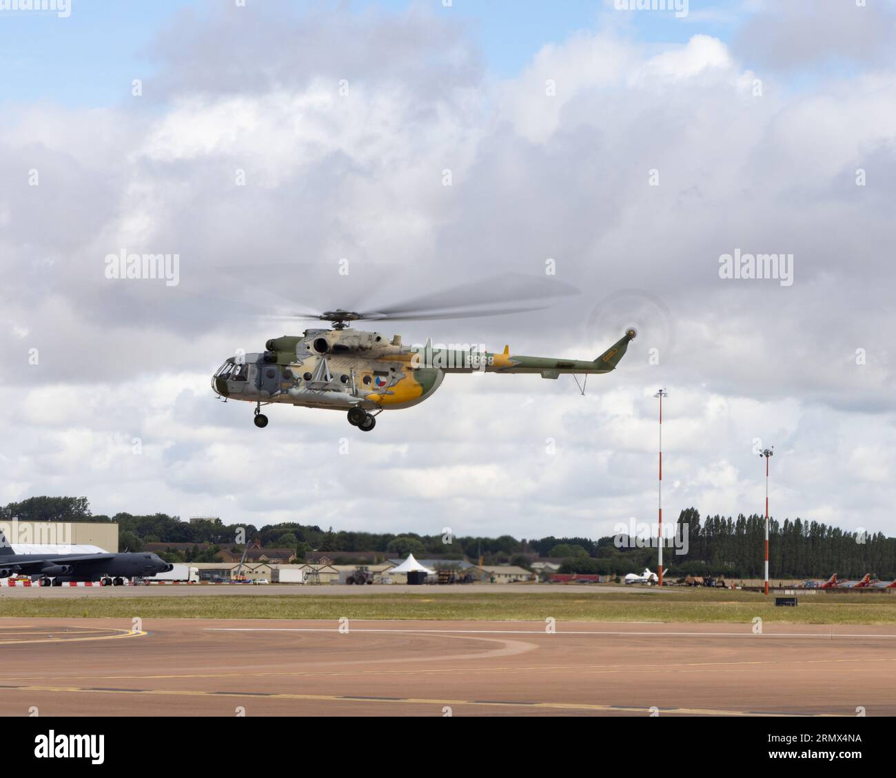 Ein MIL Mi-171Sh Hubschrauber der Tschechischen Republik verlässt das Royal International Air Tattoo 2023 Stockfoto