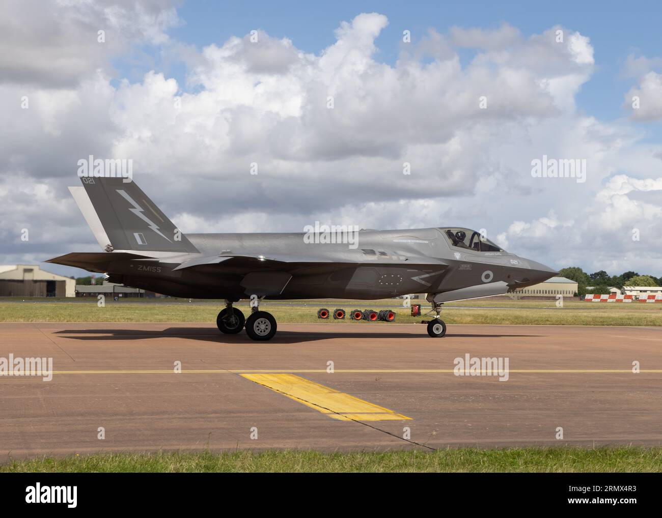 Eine Lockheed Martin F-35B Lightning II wartet auf die Abfahrt von der Royal International Air Tattoo 2023 Stockfoto