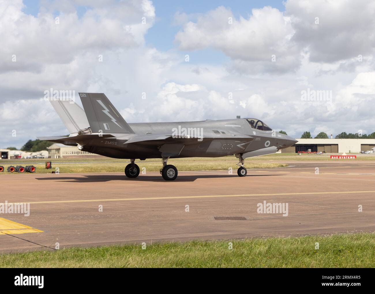 Eine Lockheed Martin F-35B Lightning II wartet auf die Abfahrt von der Royal International Air Tattoo 2023 Stockfoto