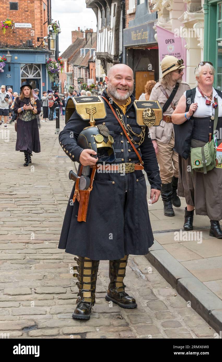 Gentleman in Militäruniform am Lincoln Steampunk Weekend 2023, Bailgate, Lincoln City, Lincolnshire, England, UK Stockfoto