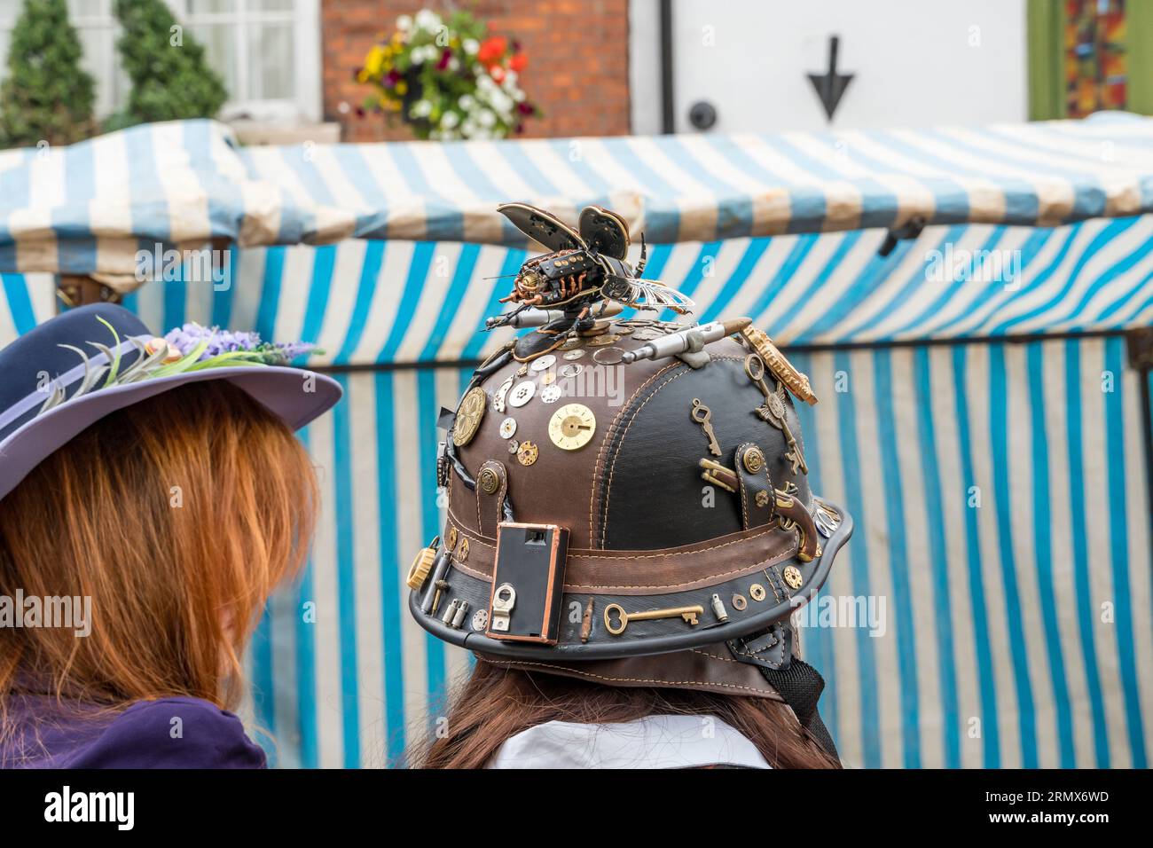 Hoch dekorierter Helm am Lincoln Steampunk Weekend 2023, Castle Hill, Lincoln City, Lincolnshire, England, UK Stockfoto