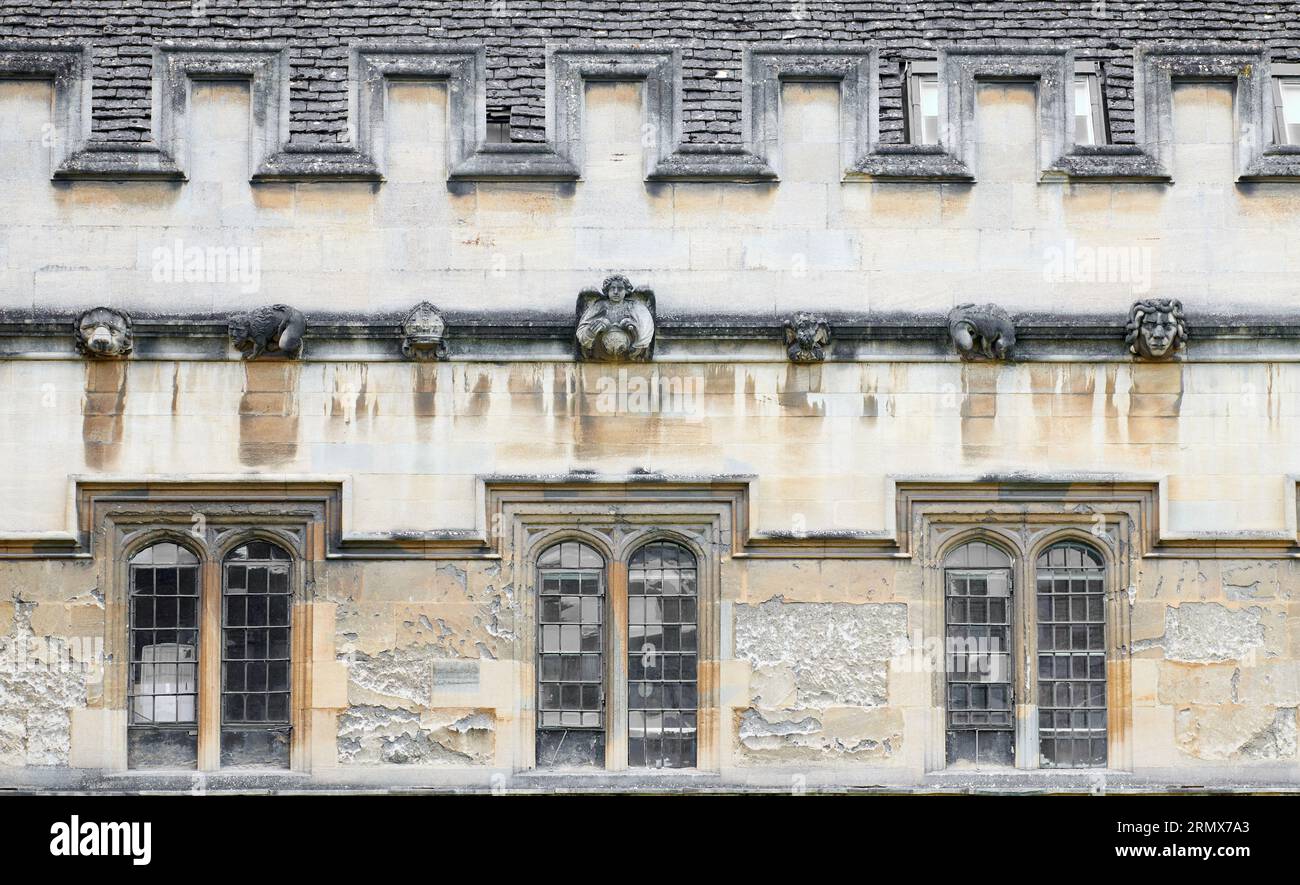 Drei Fenster im Canterbury Quad am St John's College, University of Oxford, England. Stockfoto