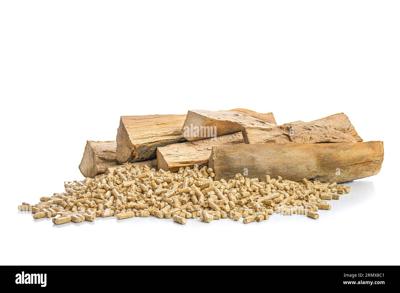 Holzpellets und Buchenholz auf weiß Stockfoto
