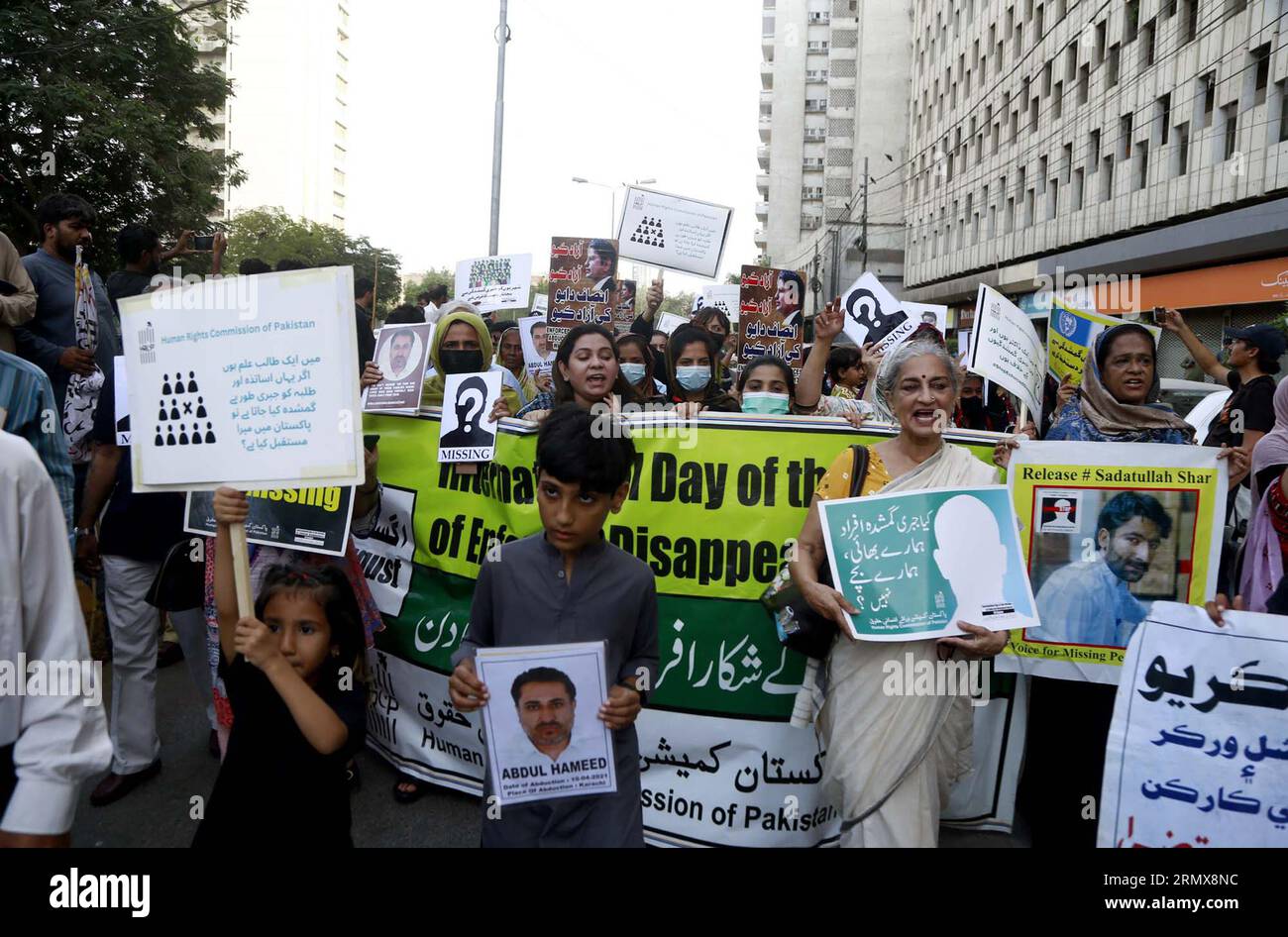 KARACHI, PAKISTAN, 30.08.2023, Angehörige vermisster Personen halten am Mittwoch, den 30. August 2023, im Karachi Pressesaal eine Protestdemonstration für die Wiederherstellung ihrer Lieben ab, die von der pakistanischen Menschenrechtskommission organisiert wurde. Stockfoto