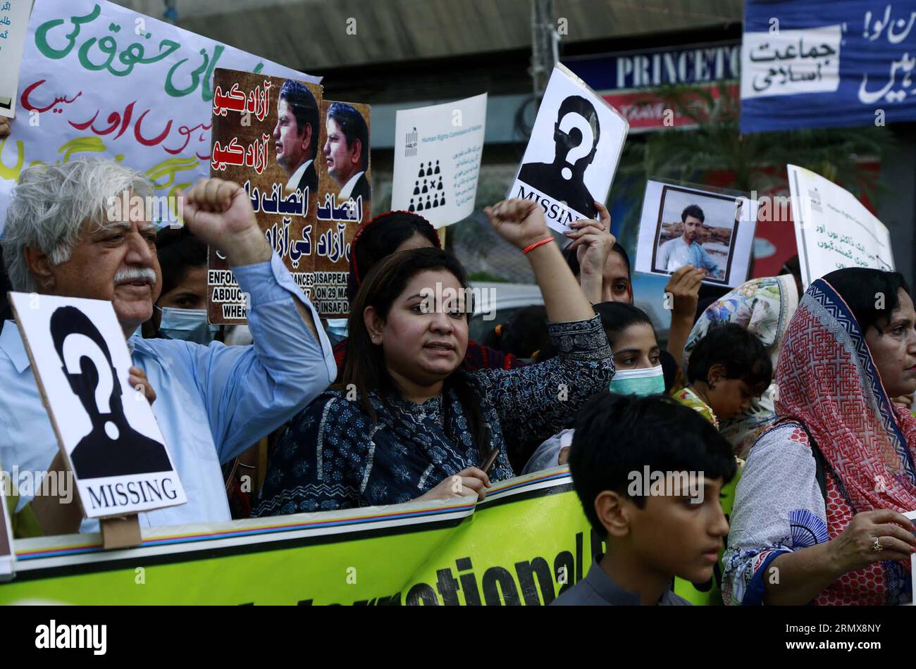 KARACHI, PAKISTAN, 30.08.2023, Angehörige vermisster Personen halten am Mittwoch, den 30. August 2023, im Karachi Pressesaal eine Protestdemonstration für die Wiederherstellung ihrer Lieben ab, die von der pakistanischen Menschenrechtskommission organisiert wurde. Stockfoto