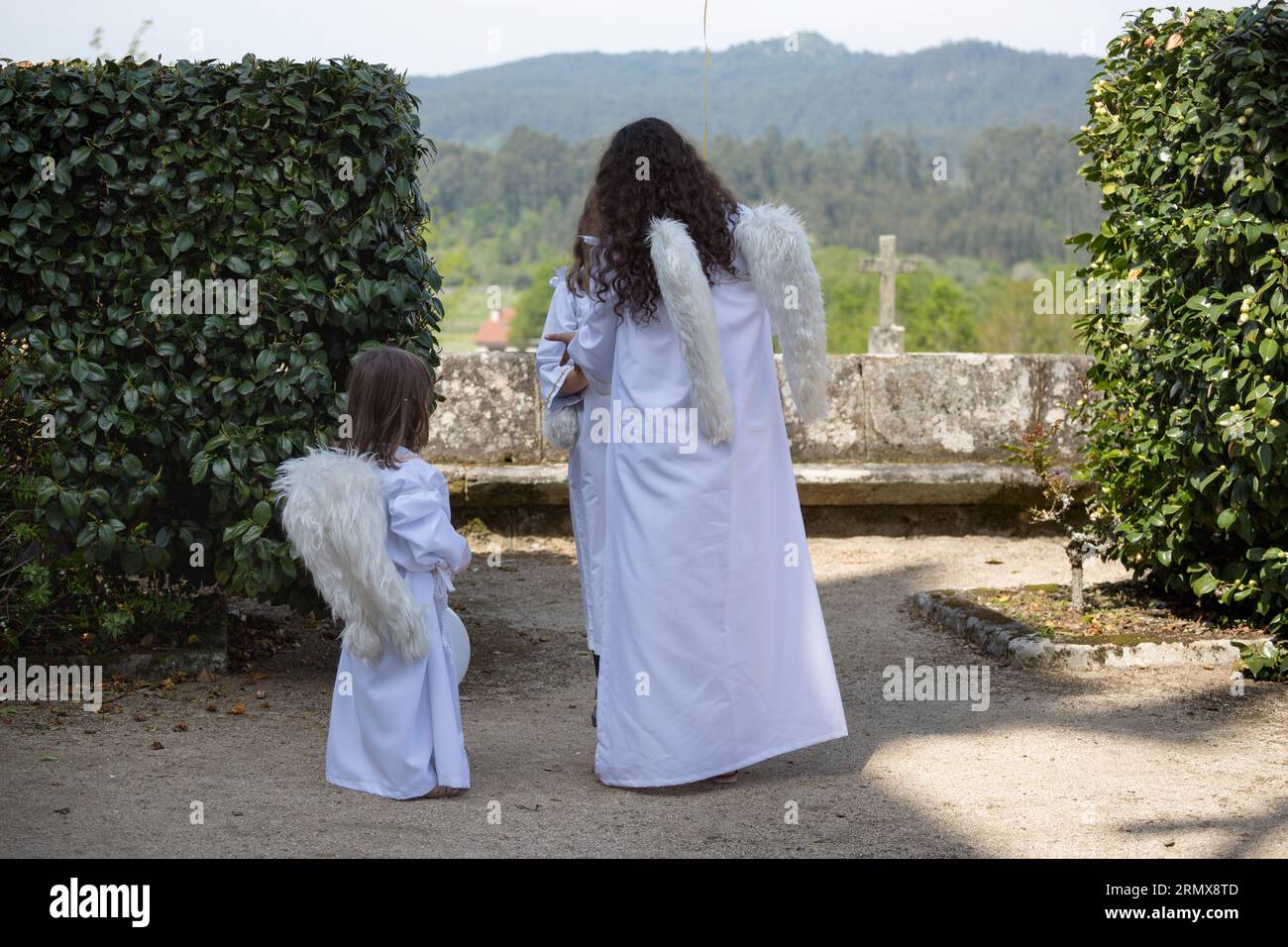Zwei Mädchen, gekleidet als Engel, mit Flügeln und weißem Kleid Stockfoto