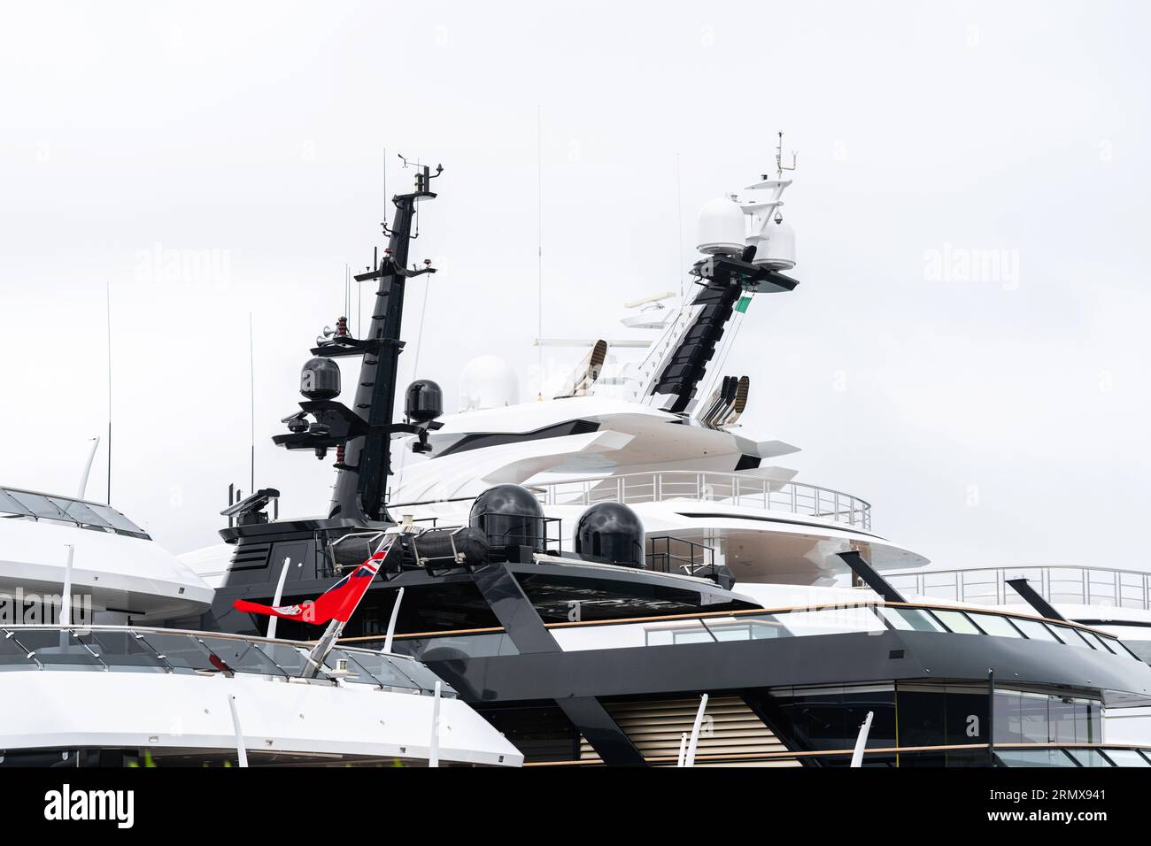La Spezia, Italien - 18. Mai 2021: Oberer Teil der privaten, weißen Luxusmotoryacht Stockfoto