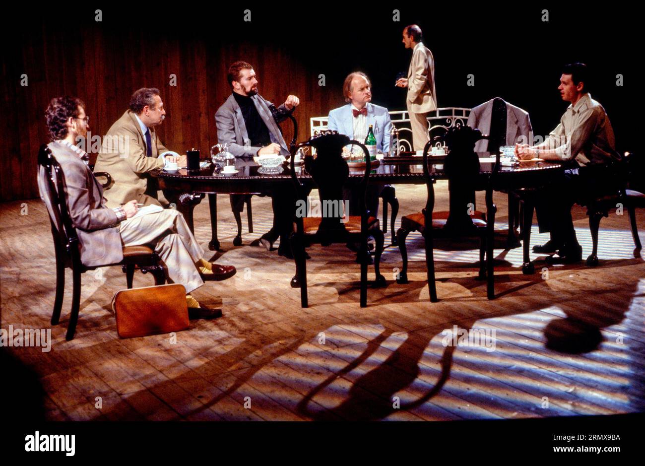 l-R: Anton Lesser (Bill Howell), David de Keyser (Hans Einhorn), Clive Russell (Alberto Fava), Oliver Ford Davies (Norton Quinn), Clive Merrison (Julio Montero), Sean Baker (Ernesto Pico) in PRINCIPIA SCRIPTORIAE von Richard Nelson im Royal Shakespeare Company Centre (RSC), Design Barbican 2, The Pit, 10/1986, 2. Bob Crowley Kostüme: Fotini Dimou Lighting: Paul Armstrong Regisseur: David Jones Stockfoto