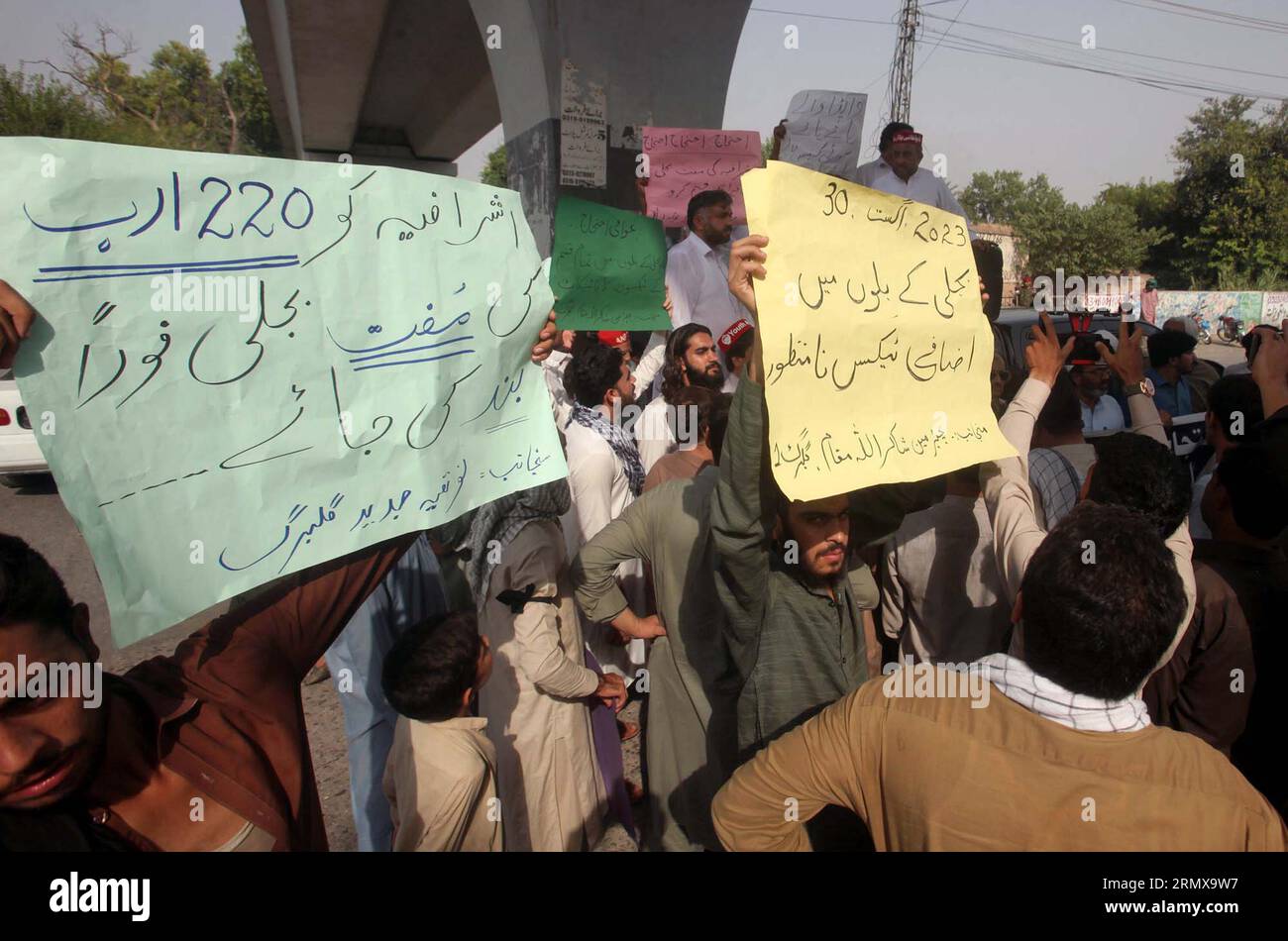 KARACHI, PAKISTAN, 30.08.2023, Mitglieder der Awami Worker Party (ANP) demonstrieren gegen massive Arbeitslosigkeit, steigende Preise für Produkte für den täglichen Gebrauch, steigende Inflationspreise und die hoch überhöhten Stromrechnungen, die am Mittwoch, den 30. August 2023, in Deans Chowk in Peshawar stattfanden. Stockfoto