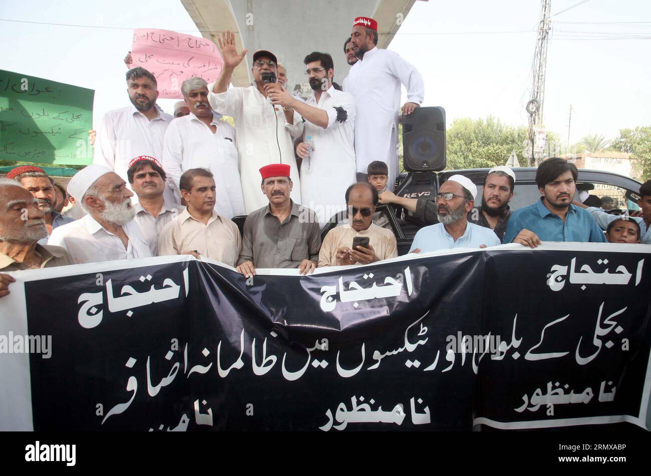 KARACHI, PAKISTAN, 30.08.2023, Mitglieder der Awami Worker Party (ANP) demonstrieren gegen massive Arbeitslosigkeit, steigende Preise für Produkte für den täglichen Gebrauch, steigende Inflationspreise und die hoch überhöhten Stromrechnungen, die am Mittwoch, den 30. August 2023, in Deans Chowk in Peshawar stattfanden. Stockfoto