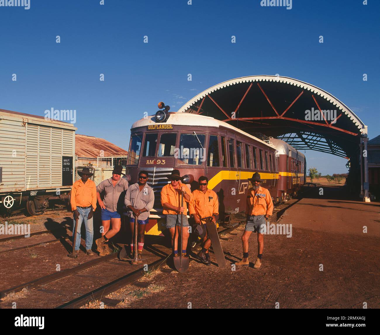 Australien. Queensland. Golfland. Normanton. Gulflander-Lokomotive mit Fettler Gang-Ingenieuren. Stockfoto