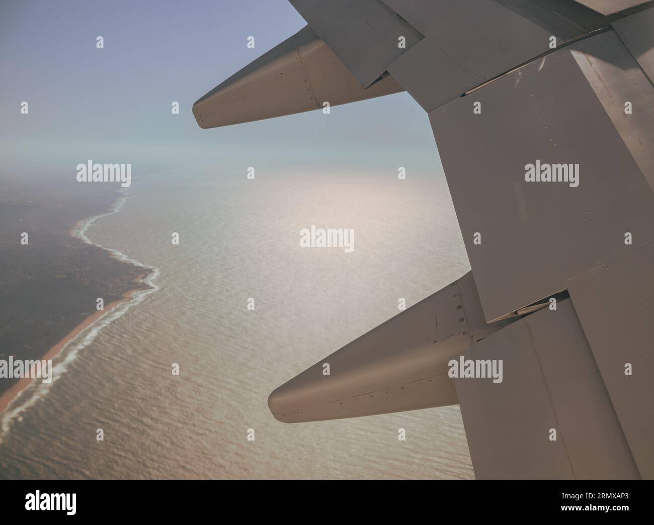 Foto der Innenklappen und des Flaperons eines Düsenflugzeugs. KwaZulu-Natal Nordküste im Hintergrund. Stockfoto