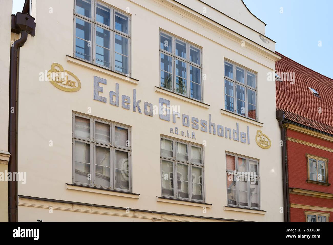 Historisches Gebäude eines der ersten Geschäfte von Edeka Grosshandel e.G.m.b.H. in der Wismarer Altstadt Stockfoto