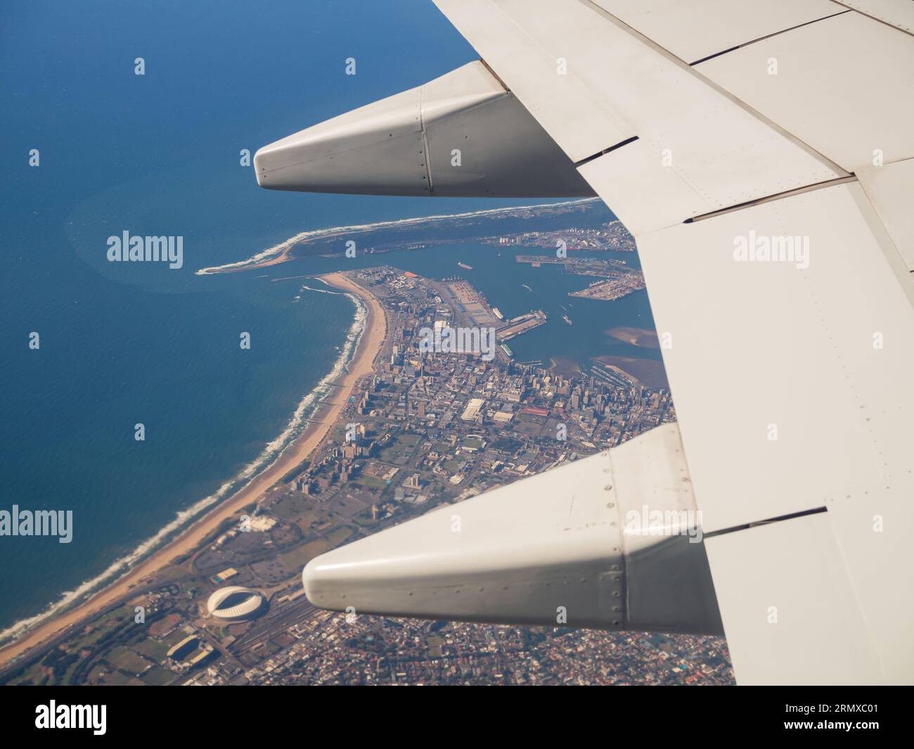 Luftaufnahme von Durban auf dem Aufstieg zu 36000 Fuß für Kapstadt, heiße Abluft erzeugt einen Unschärfeeffekt an Bord. Stockfoto