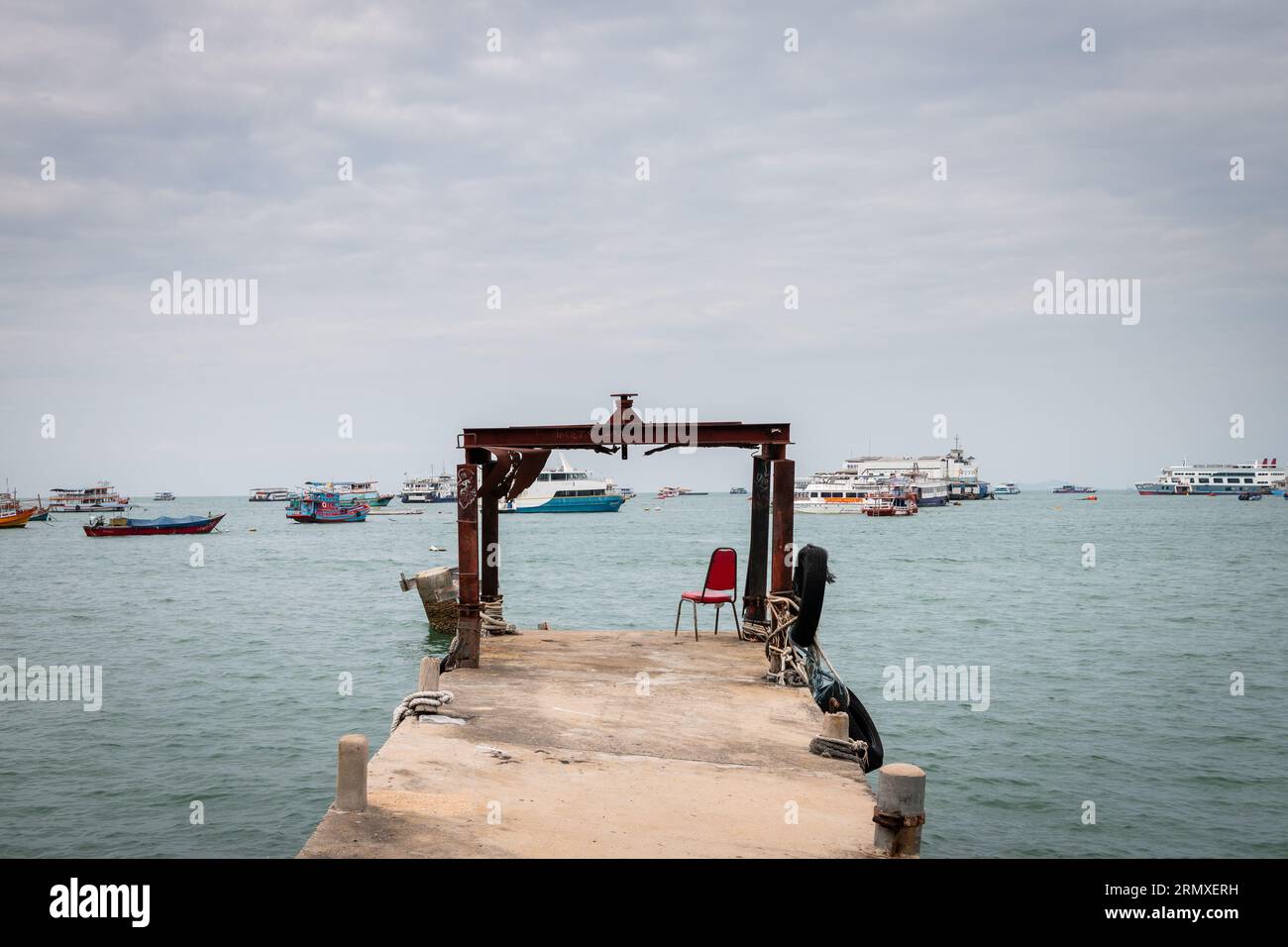 Ein Pier oder Pier in Pattaya Bay, Pattaya, Thailand. Stockfoto