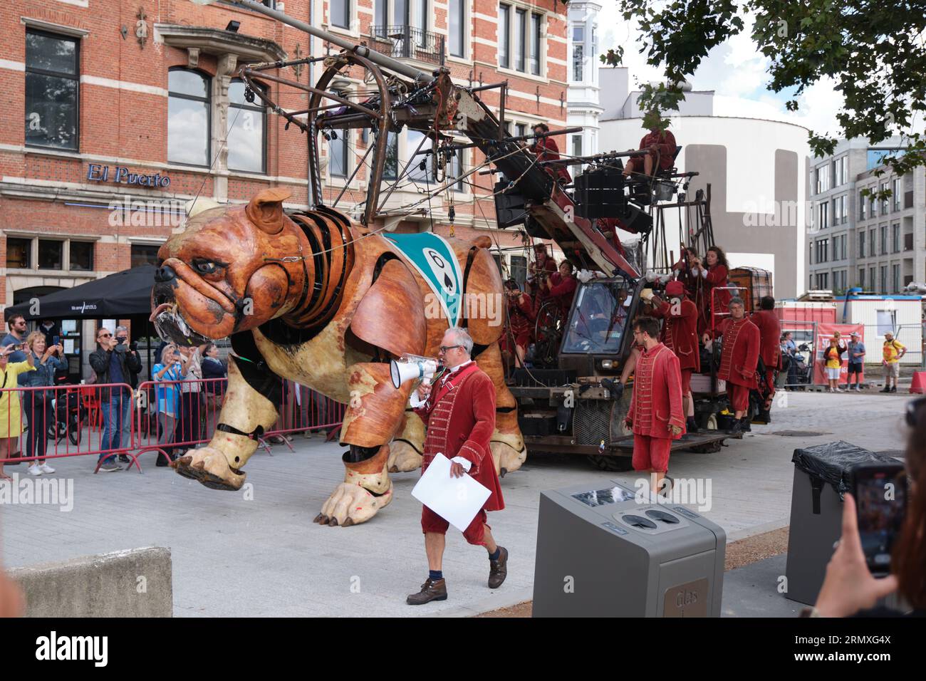 Das Marionettentheater Royal de Luxe spielt in Antwerpen, Belgien Stockfoto