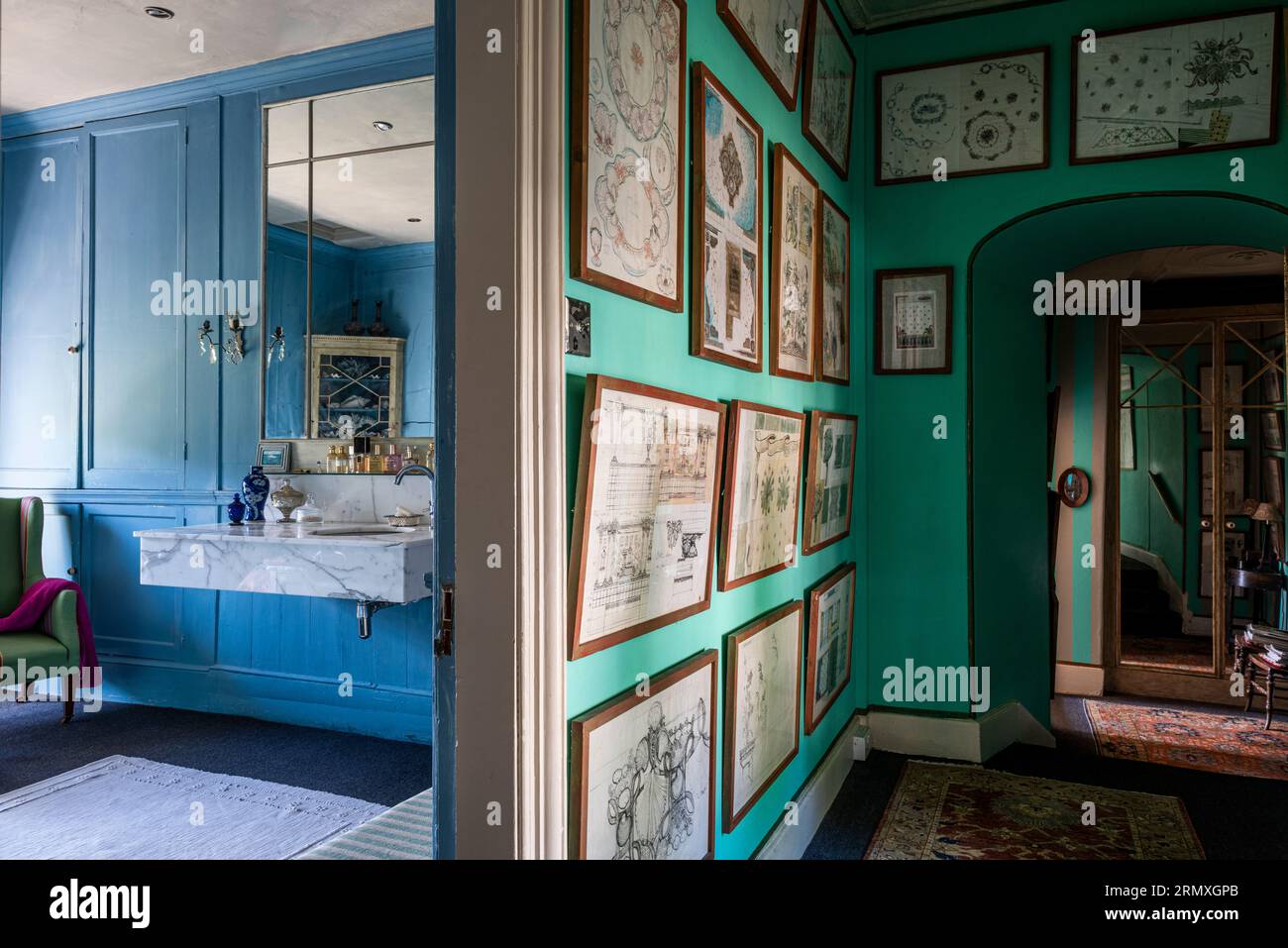 Blick auf das Badezimmer mit gerahmten Zeichnungen im Flur. 18. Jahrhundert Umbau eines Blumenlofts in der Nähe von Penzance in Cornwall, Großbritannien Stockfoto