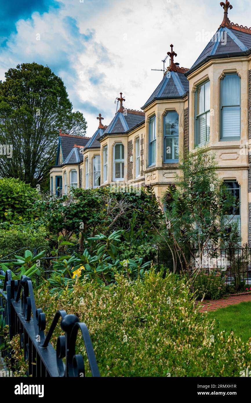 Reihe von Reihenhäusern in Pontcanna (gehobene Gegend), Cardiff. Britischer Wohnungsmarkt. Immobilienmarkt. Hypotheken. Konzept. Zusammenfassung. Geschäftskunden. Wirtschaftlichkeit. Steuer Stockfoto