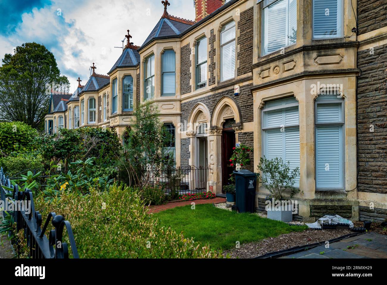 Reihe von Reihenhäusern in Pontcanna (gehobene Gegend), Cardiff. Britischer Wohnungsmarkt. Immobilienmarkt. Hypotheken. Konzept. Zusammenfassung. Geschäftskunden. Wirtschaftlichkeit. Steuer Stockfoto