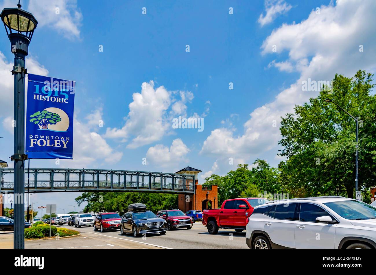 Die Fußgängerbrücke ist in der Nähe der Kreuzung von Alabama Highway 59 und U.S. 98 am 19. August 2023 in Foley, Alabama, abgebildet. Stockfoto