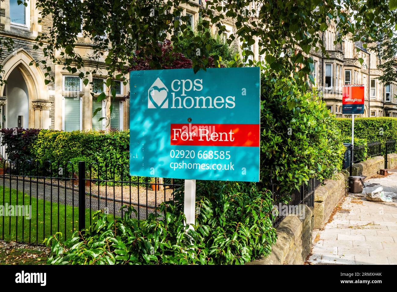 Zum Mieten Schild in Pontcanna (gehobene Gegend), Cardiff. Britischer Wohnungsmarkt. Immobilienmarkt. Hypotheken. Konzept. Zusammenfassung. Geschäftskunden. Wirtschaftlichkeit. Steuer Stockfoto