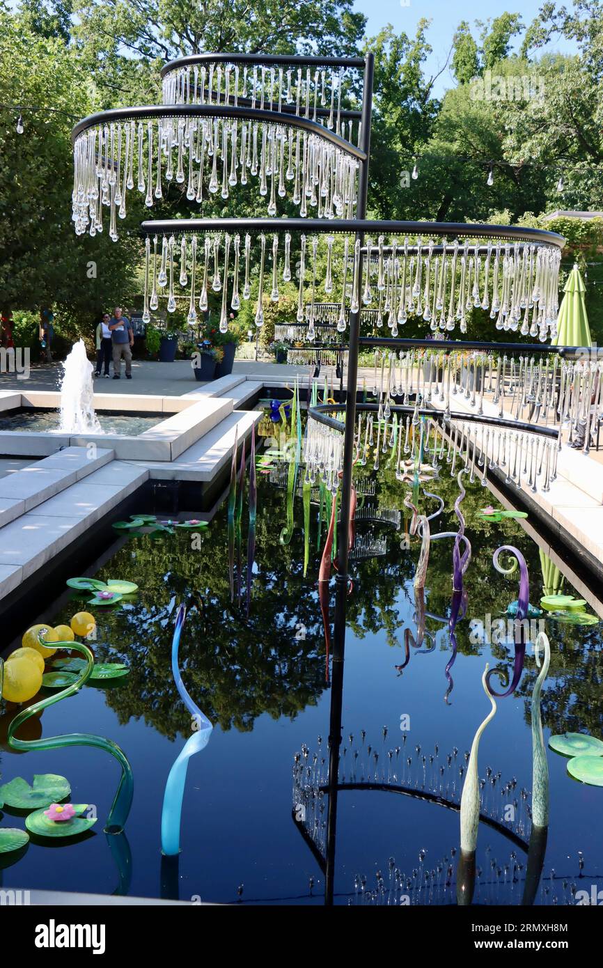 Große Glasmassen vom Glass Asylum im reflektierenden Pool auf Geis Terrace, Cleveland Botanical Garden, Cleveland, Ohio. Stockfoto