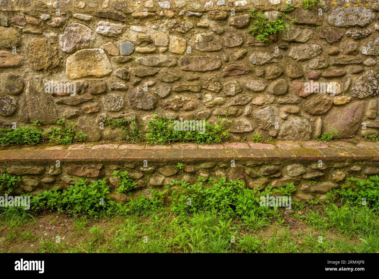 Der Fontana de Fontana de la Fontana in Santa Eulàlia de Roncana, im Frühjahr (Vallès Oriental, Barcelona, Katalonien, Spanien), vor allem: La fuente del Rector Stockfoto