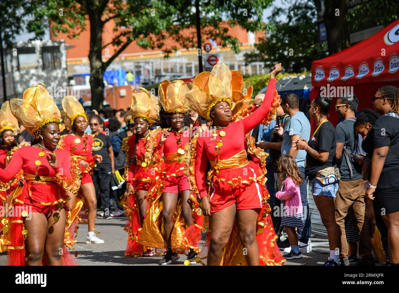 London, Großbritannien, 27. August 2023. Es ist der erste Tag des Notting Hill Karnevals und der Kindertag. Viele Kostüme und Tausende von Nachtschwärmern auf den Straßen von Notting Hill, London, Andrew Lalchan Photography/Alamy Live News Stockfoto