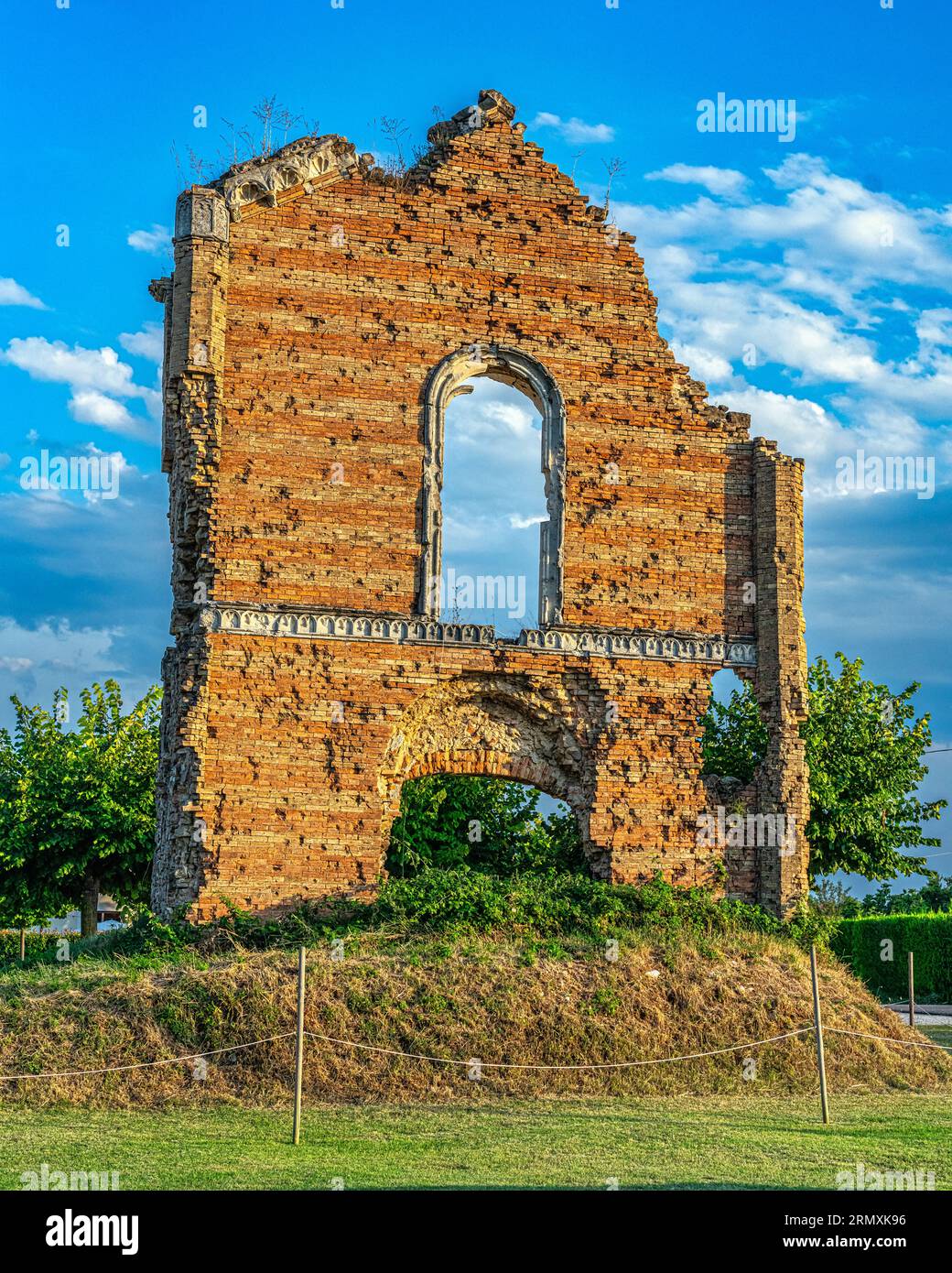 Ruinen der Kapelle der Familie von Monsignore Livio Parladore in Orsogna. Orsogna, Provinz Chieti, Abruzzen, Italien, Europa Stockfoto
