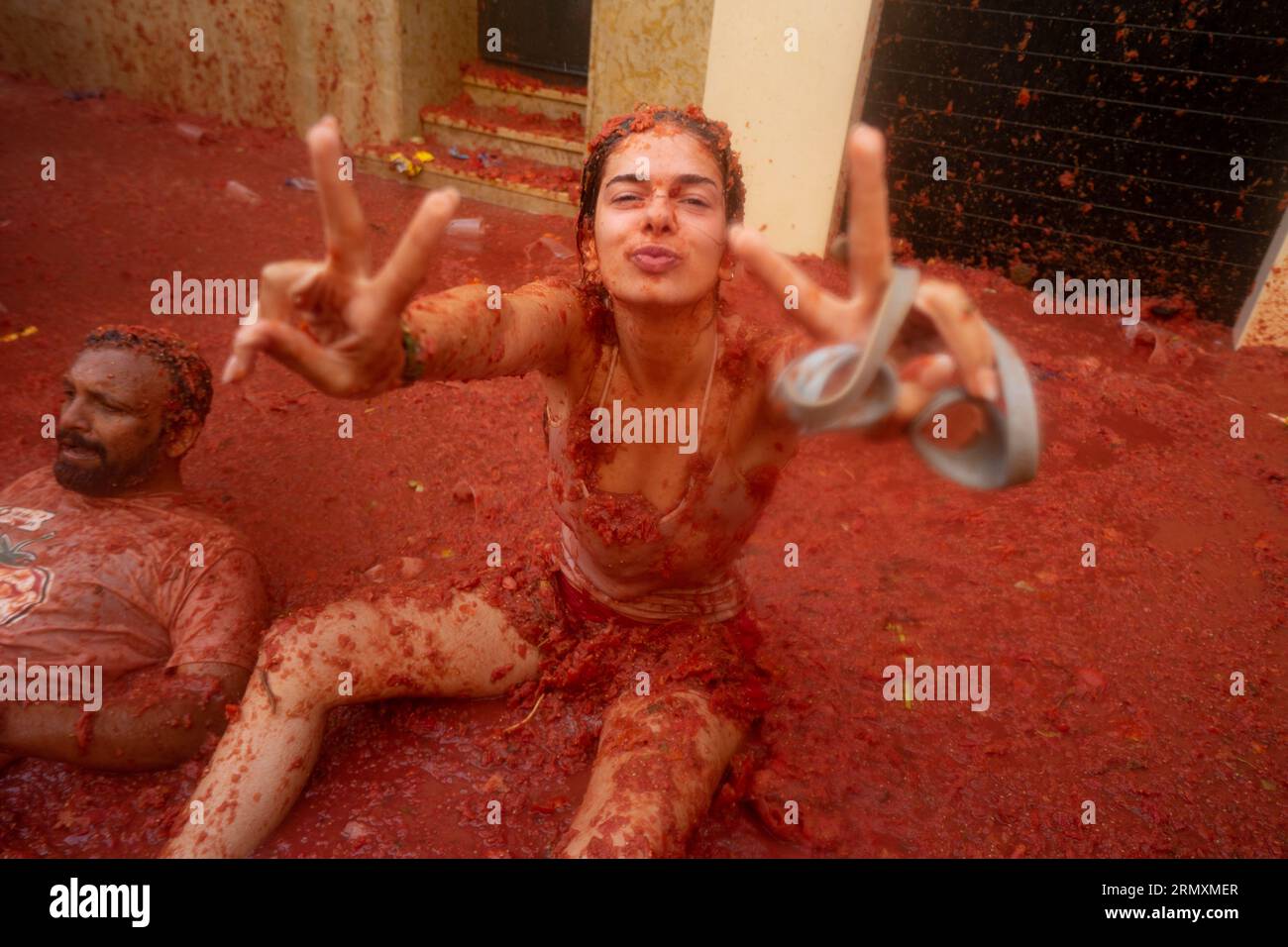 Buñol, Valencia, Spanien, 33. August 2023, 18.000 Menschen fahren auf die Hauptstraße von Buñol, um die Straßen in La Tomatina rot zu färben. Die 76. Ausgabe des traditionellen Festivals, das die zentralsten Straßen der Gemeinde in einen Krieg verwandelt hat, in dem 150.000 kg Tomaten als einzige Munition verwendet wurden. @Salva Garrigues / Alamy Live News Stockfoto