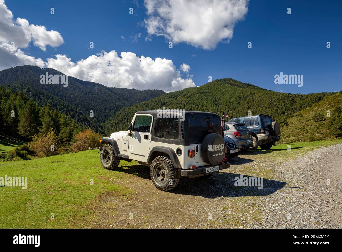 Autos auf der Nordseite von Moixeró an einem Herbstmorgen (Cerdanya, Katalonien, Spanien, Pyrenäen) ESP: Coches en la cara norte del Moixeró, Lérida, España Stockfoto