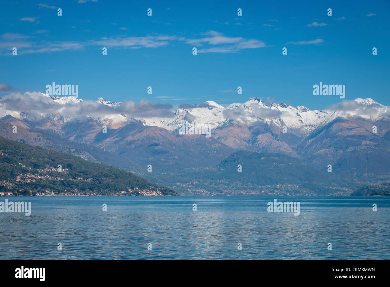 Malerischer Blick auf den Comer See, Italien und seinen nördlichen Zweig mit Blick nach Norden mit Santa Maria Rezzonico und schneebedeckten Bergen im Hintergrund vor bl Stockfoto