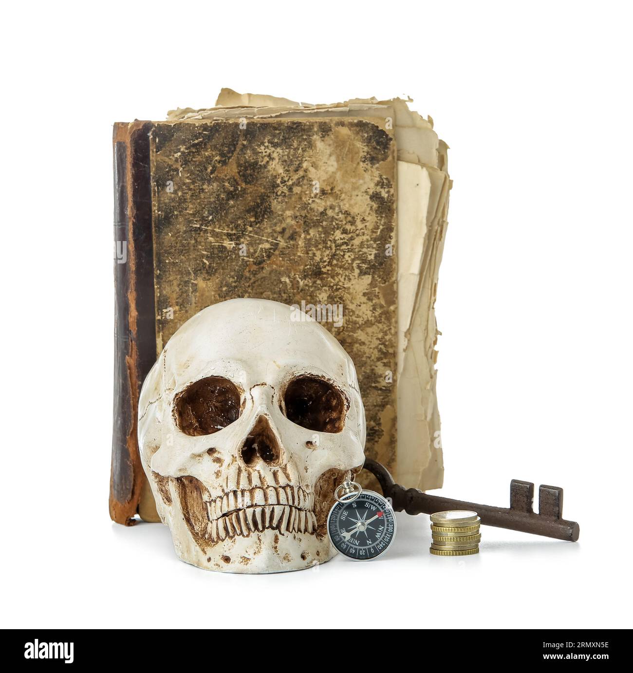 Menschlicher Schädel mit alten Manuskripten, Kompass, Schlüssel und goldenen Münzen isoliert auf weißem Hintergrund Stockfoto