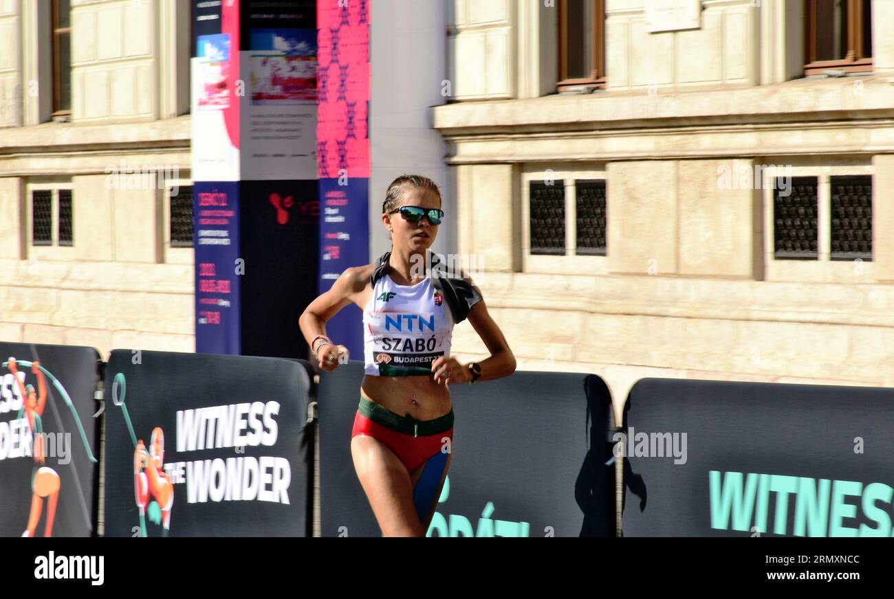 Läuferin beim Marathon der Leichtathletik-Weltmeisterschaften. Stadtstraße in Budapest. August 26. Sport, Wettbewerb, aktiver Lebensstil. Nora Szabo Stockfoto