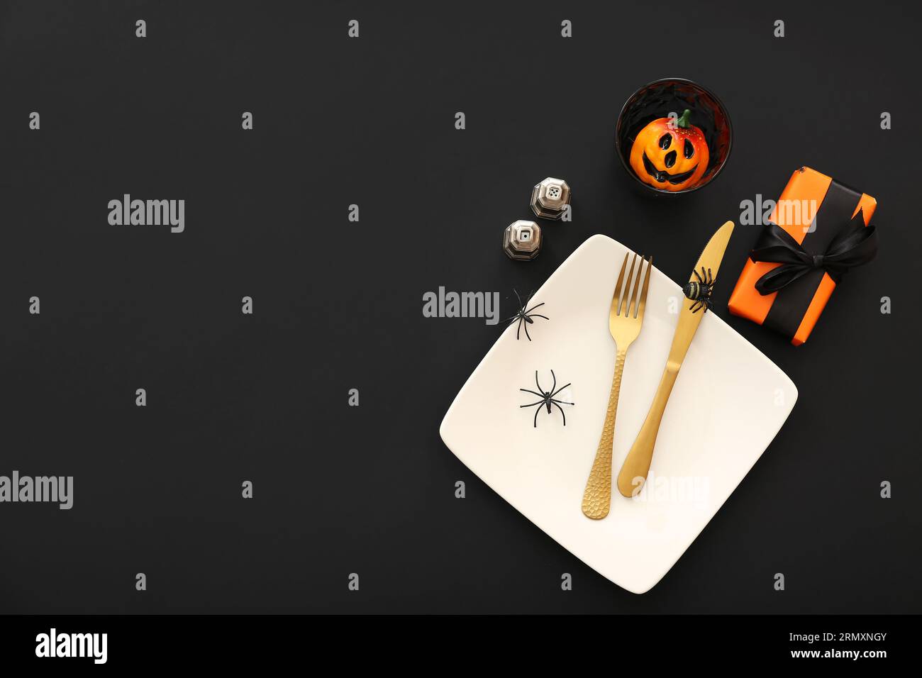 Halloween-Tischset mit Geschenkbox auf dunklem Hintergrund Stockfoto