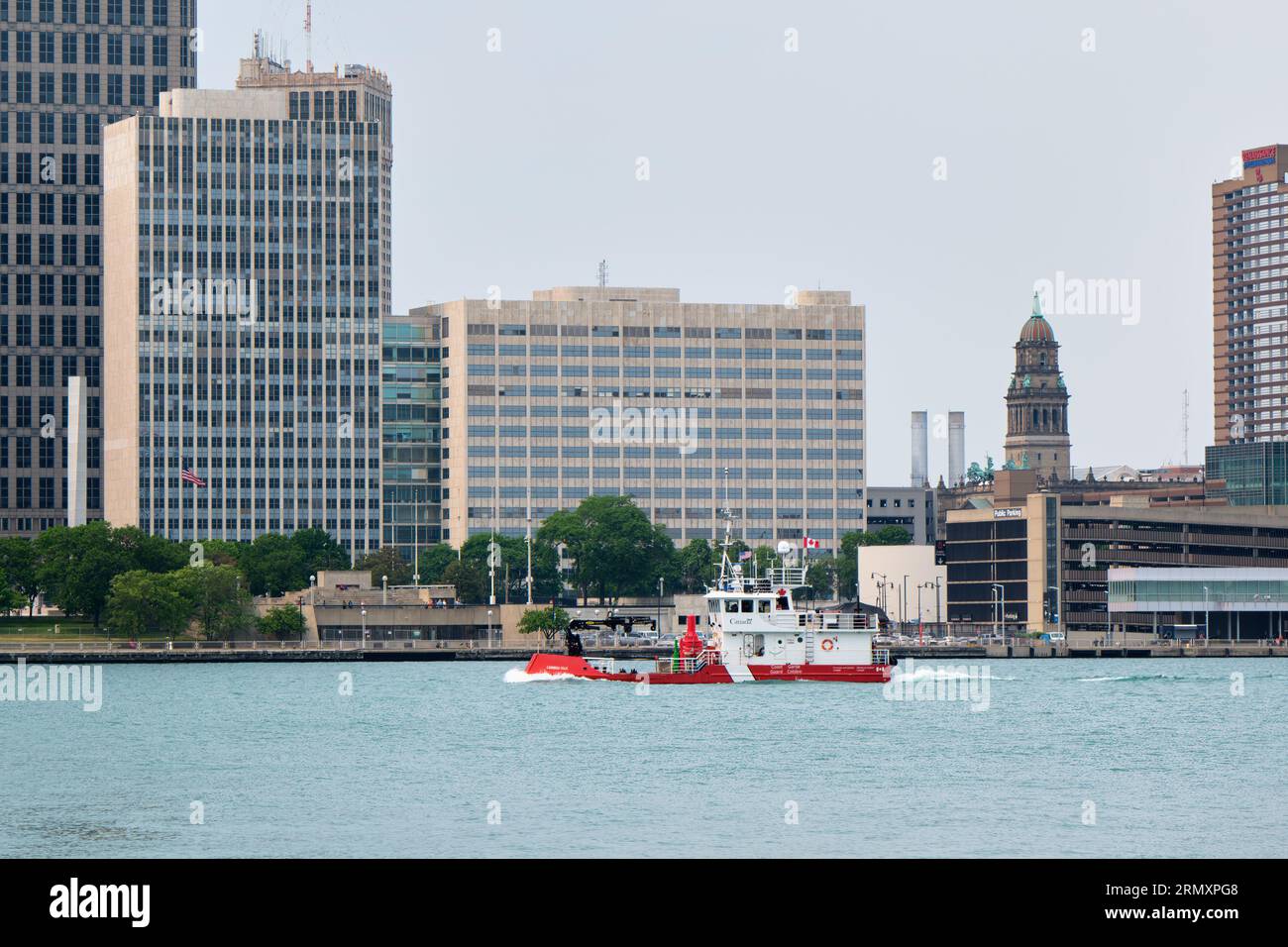 Das Spezialschiff der kanadischen Küstenwache „Search and Rescue Ship the Cariboo Isle“ arbeitet im St. Clair River vor Detroit Michigan. Stockfoto