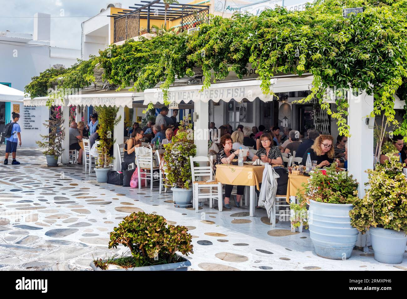 Restaurant in der Stadt Tinos. Stockfoto