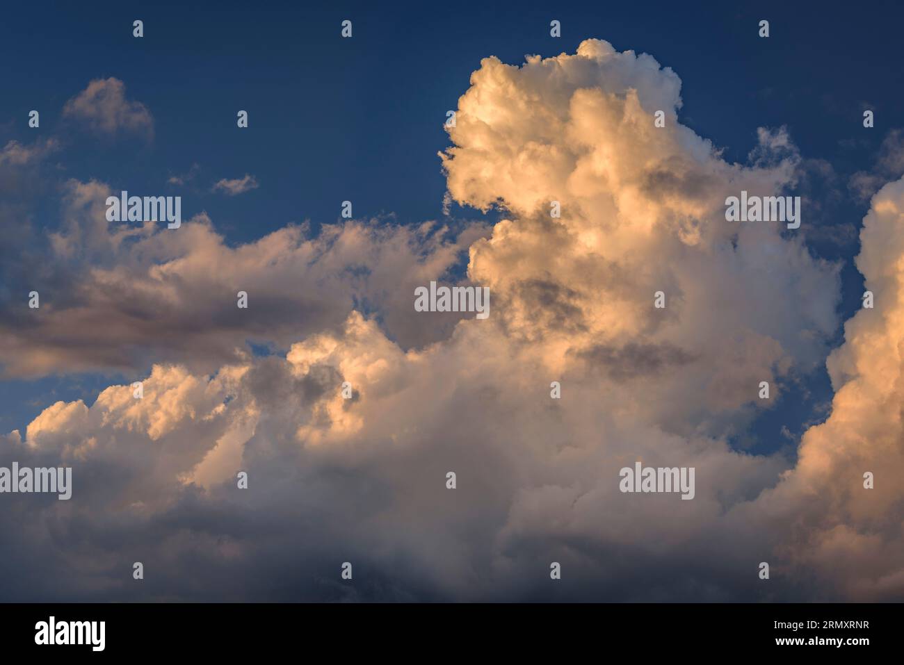 Cumulonimbus-Wolke bei Sonnenuntergang, gesehen von Vilanova de Banat (Alt Urgell, Lleida, Katalonien, Spanien, Pyrenäen) ESP: Nube cumulonimbus al atardecer Stockfoto