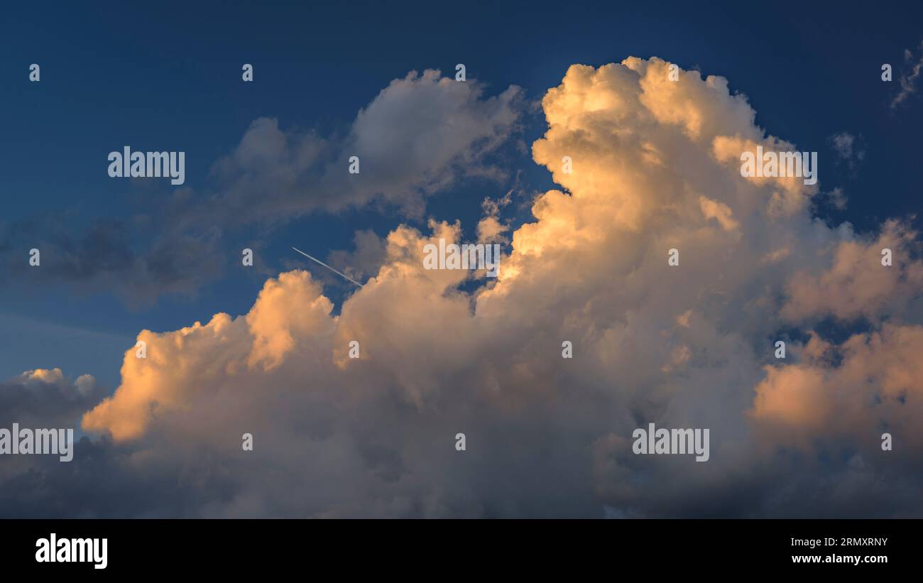 Cumulonimbus-Wolke bei Sonnenuntergang, gesehen von Vilanova de Banat (Alt Urgell, Lleida, Katalonien, Spanien, Pyrenäen) ESP: Nube cumulonimbus al atardecer Stockfoto