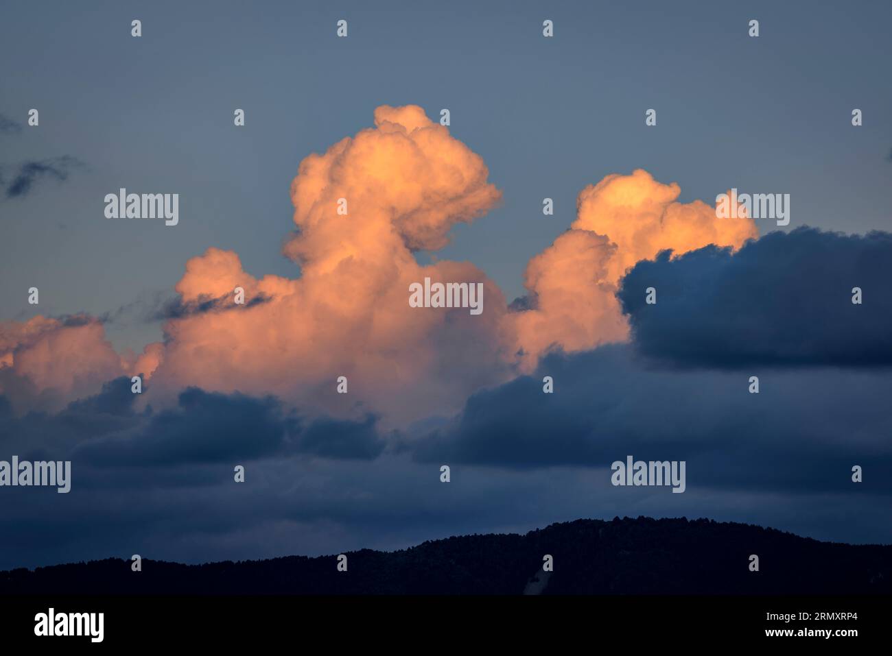 Cumulonimbus-Wolke bei Sonnenuntergang, gesehen von Vilanova de Banat (Alt Urgell, Lleida, Katalonien, Spanien, Pyrenäen) ESP: Nube cumulonimbus al atardecer Stockfoto