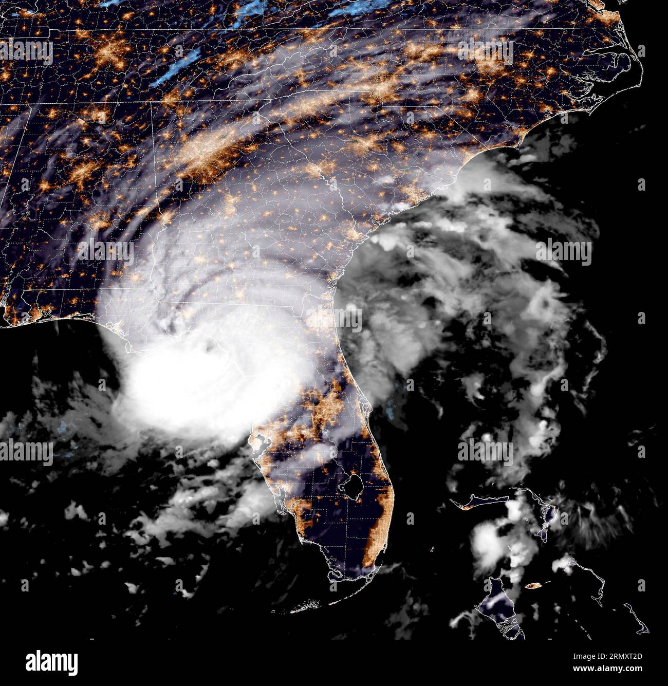 Miami, Usa. 30. August 2023. Das Satellitenbild von NOAA GEOS-East zeigt Hurrikan Idalia, der im Big Bend-Gebiet von Florida am Golf von Mexiko an Land kommt und starke Winde und eine potenzielle Sturmflut von 10 bis 15 Fuß als starker Sturm der Kategorie 4 bringt, 30. August 2023. Quelle: NESDIS/STAR/NOAA/Alamy Live News Stockfoto