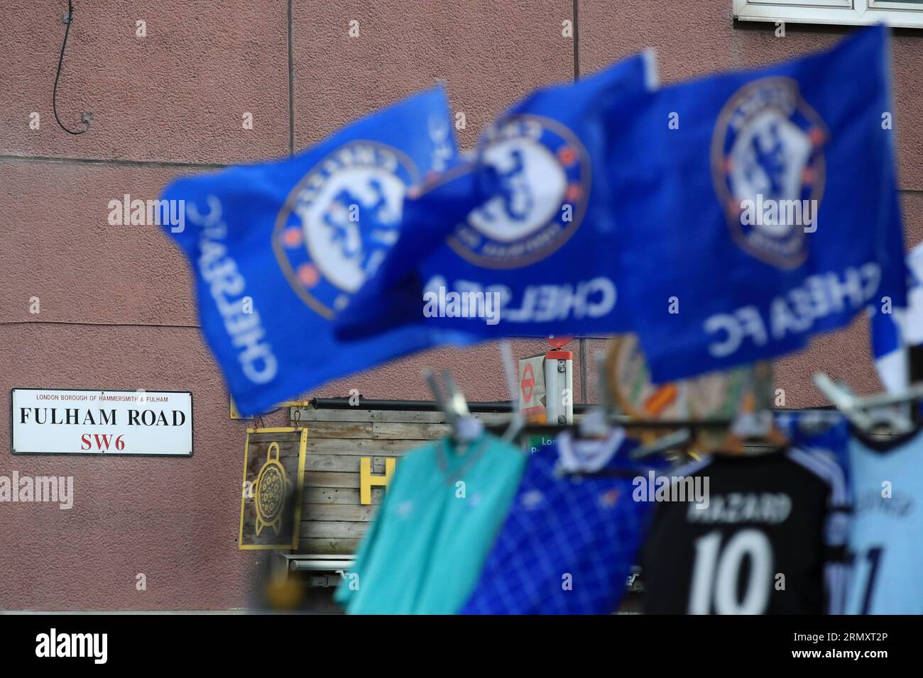 London, Großbritannien. 30. August 2023. Eine allgemeine Ansicht der Chelsea-Erinnerungsstücke, die auf der Fulham Road verkauft wurden, bevor sie am 30. August 2023 während des EFL Carabao Cup Second Round South Match zwischen Chelsea und AFC Wimbledon in Stamford Bridge, London, England, ausgetragen wurden. Foto: Carlton Myrie. Nur redaktionelle Verwendung, Lizenz für kommerzielle Nutzung erforderlich. Keine Verwendung bei Wetten, Spielen oder Veröffentlichungen eines einzelnen Vereins/einer Liga/eines einzelnen Spielers. Credit: UK Sports Pics Ltd/Alamy Live News Stockfoto