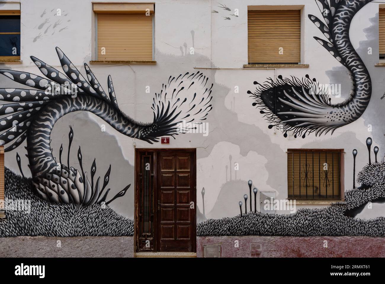 Wandgemälde auf Häusern in der Stadt Penelles nach dem gar-gar-Festival (La Noguera, Lleida, Katalonien, Spanien) ESP: Murales pintados en Penelles Stockfoto