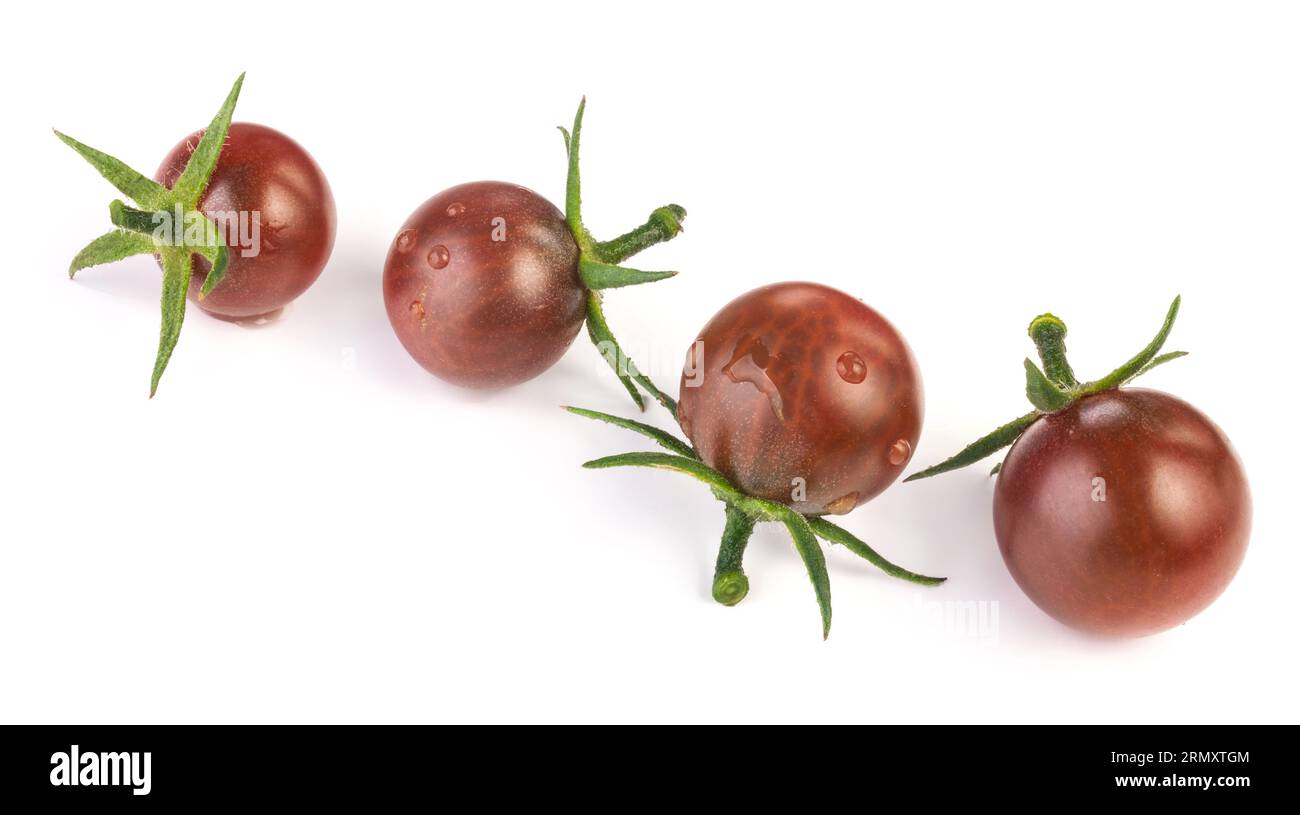 Frische reife schwarze Kirschen Tomaten mit grünem Stiel isoliert auf weiß Stockfoto