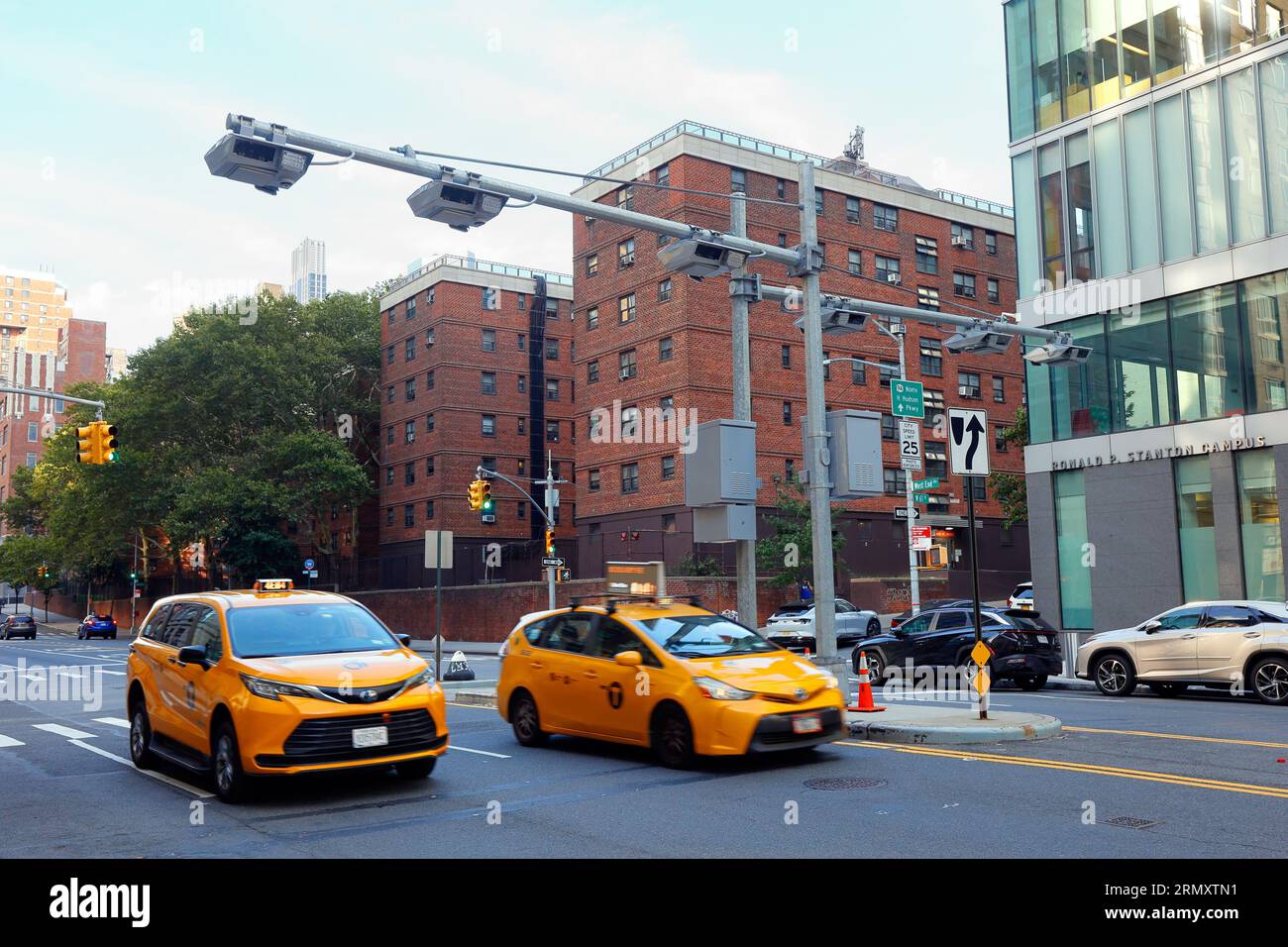 Zwei NYC Yellow Taxis passieren einen Mautscanner für Staus an der West End Avenue in Manhattans Upper West Side, New York City. Stockfoto