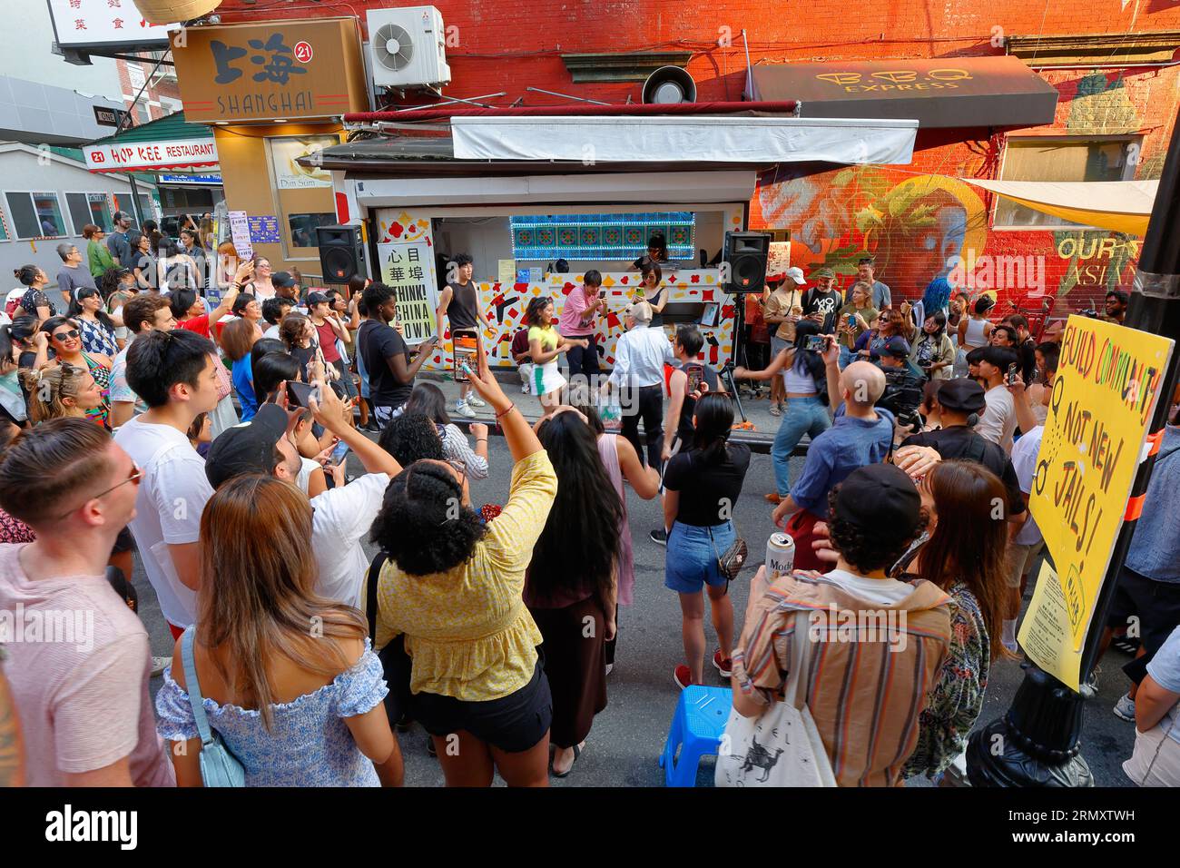 Ein Gedanke! Chinatown Summer of Love 夏日傾情 Nachbarschaftsparty auf der Mosco Street, Manhattan Chinatown, New York City, 20. August 2023. 紐約, 華埠, 唐人街 Stockfoto