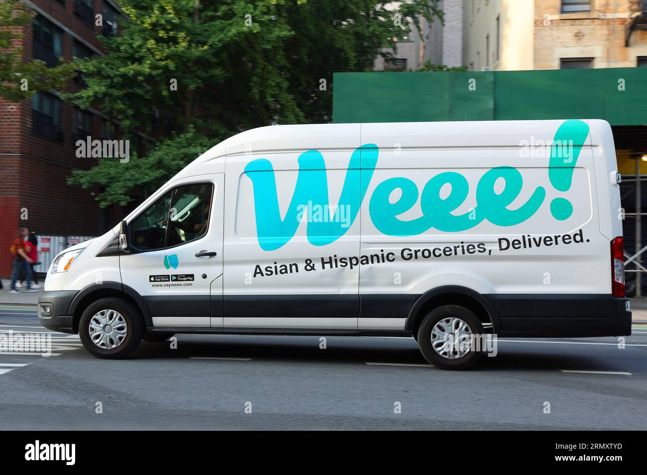 Ein WEEE! Asiatischer und hispanischer Lieferwagen für Lebensmittel in New York City. Der Online-Lebensmittelhändler konzentriert sich auf asiatische, lateinamerikanische und hispanische Lebensmittel. Stockfoto