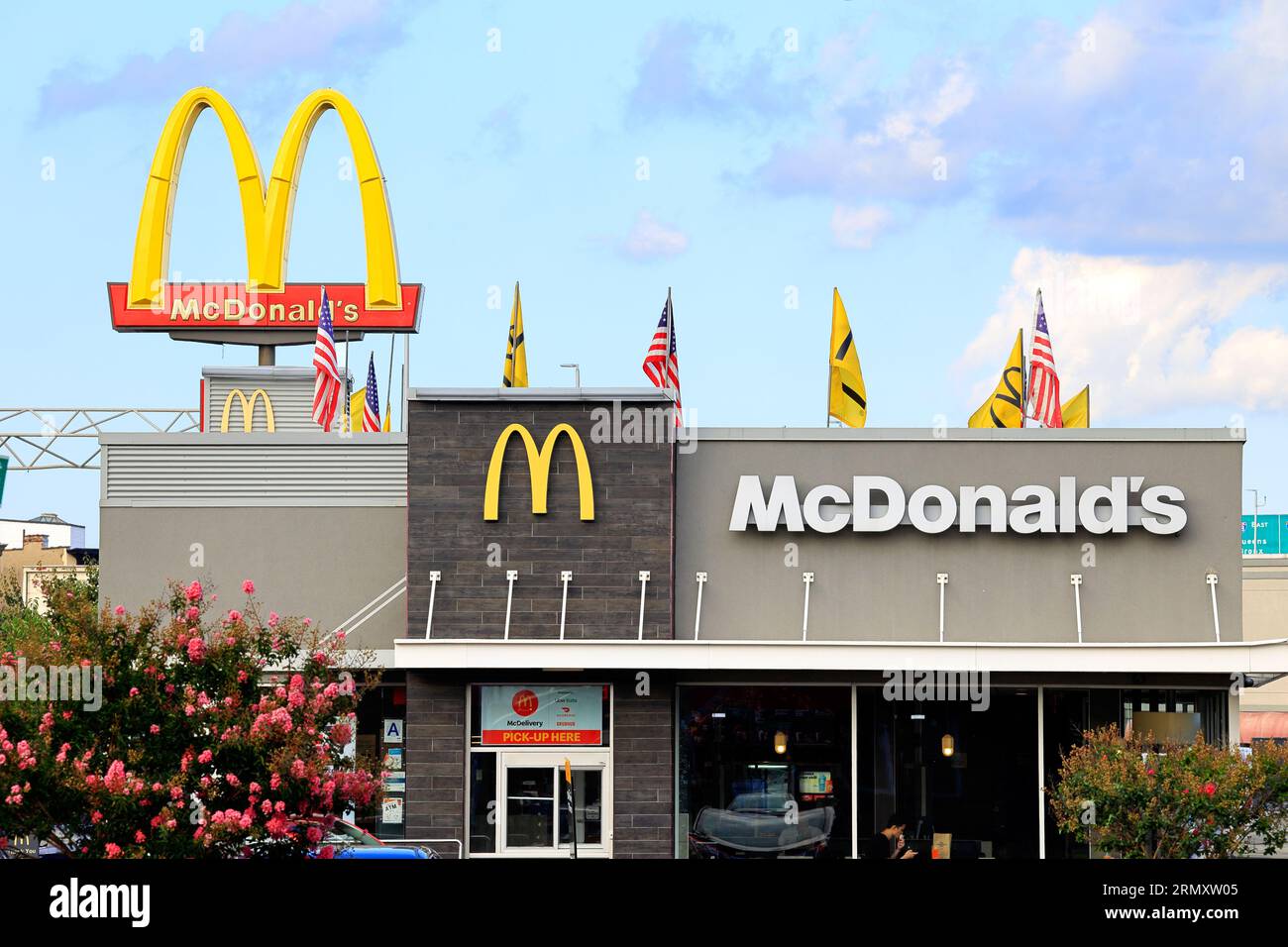 Golden Arches erhebt sich über einem McDonalds Drive-Thru-Restaurant in Brooklyn, New York. Stockfoto