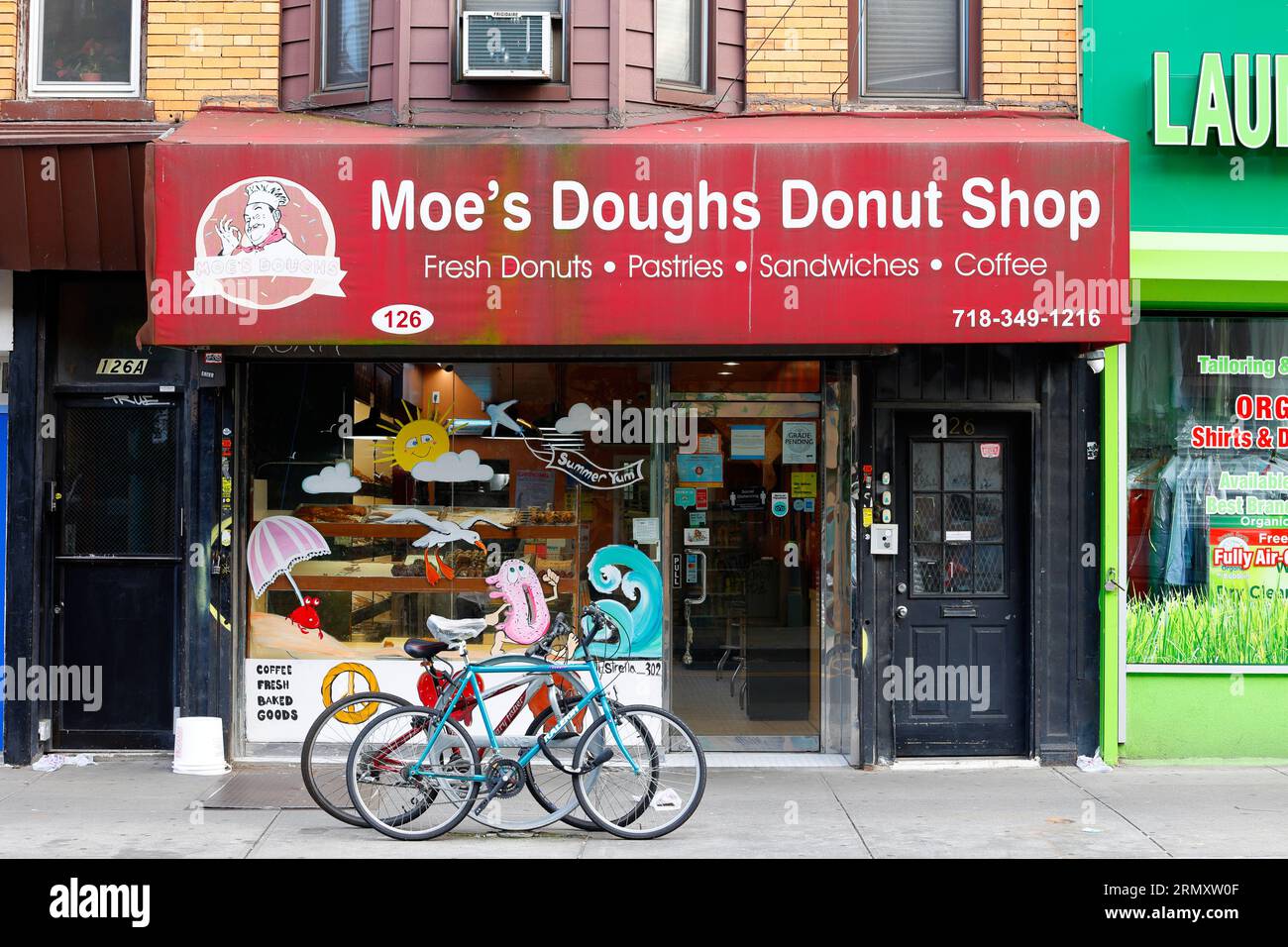 Moe's Doughs, 126 Nassau Ave, Brooklyn, New York. New Yorker Schaufensterfoto eines Donut-Shops im Viertel Greenpoint. Stockfoto